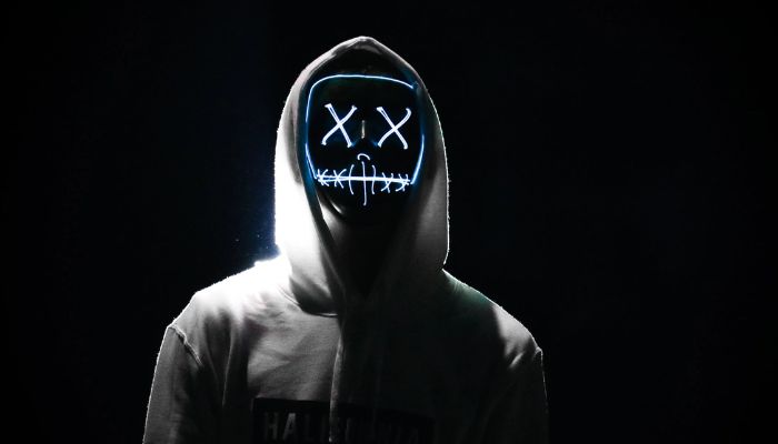A person wearing a grey hoodie. — Pexels