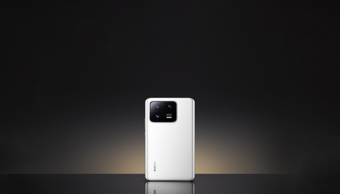 The image shows a Xiaomi phone. — Xiaomi