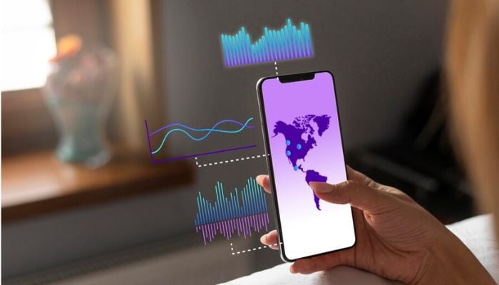 The image shows a person using their phone, depicting the use of investment apps. — Freepik