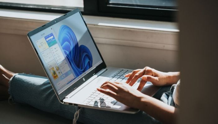 A person using Windows 11 on an HP laptop. — Unsplash