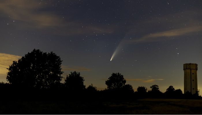 The image shows a comet in the sky. — Pixabay