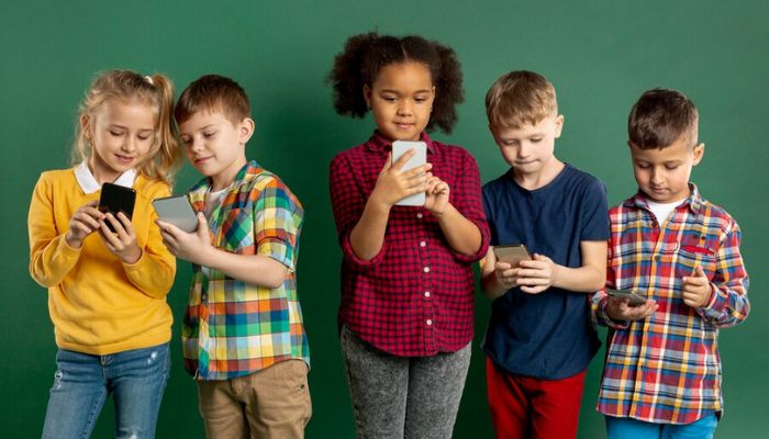 The image shows children using smartphones. — Freepik