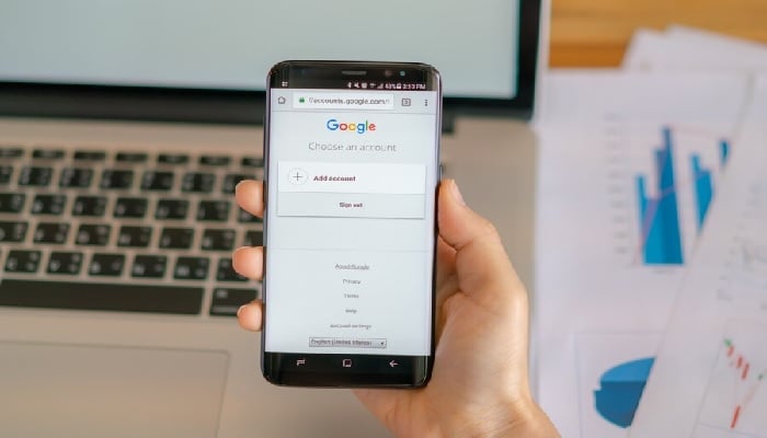 A person using Android phone and a Google search. — Freepik