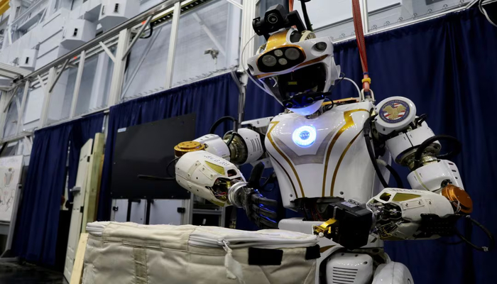 NASAs humanoid robot Valkyrie opens a bag at the Johnson Space Center in Houston, Texas, U.S., November 16, 2023. — Reuters