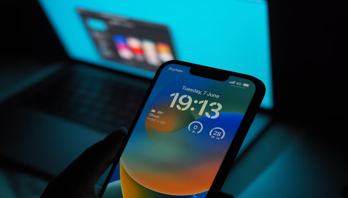 An undated image displaying iOS 16 UI. — Unsplash