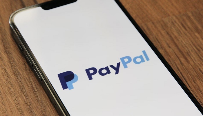 The image shows PayPal app on phone. — Unsplash