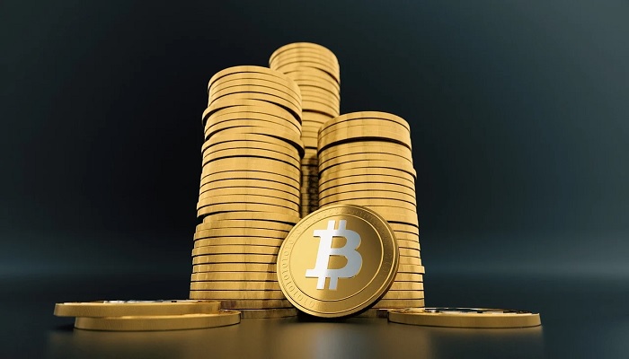 The image shows an illustration of Bitcoin stacked on top of each other. — Pixabay