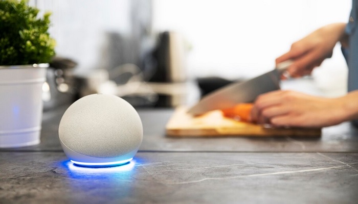The image shows Alexa device. — Freepik