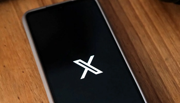 The image shows Twitter (X) on a phone screen. — Pexels
