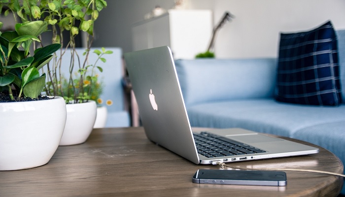 The image shows a MacBook. — Pixabay