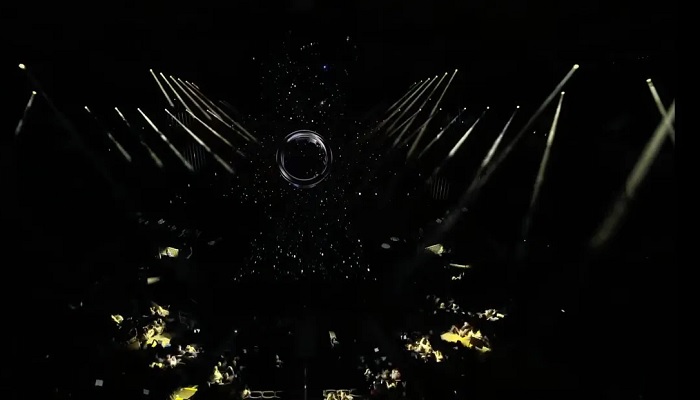 The image shows a ring in the dark. — Samsung