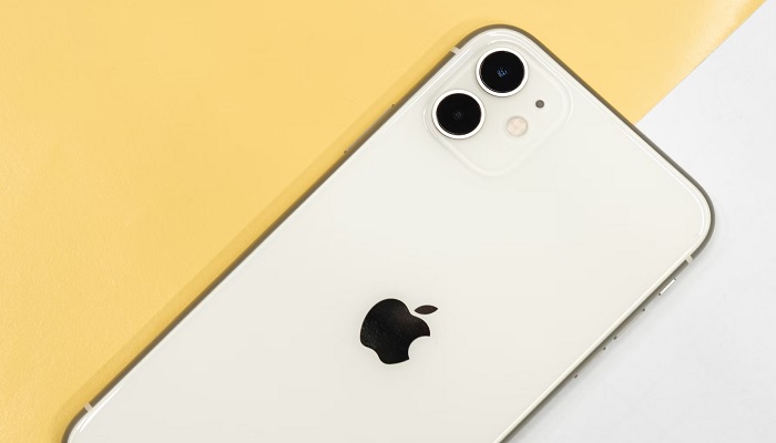 The image shows an iPhone. — Freepik