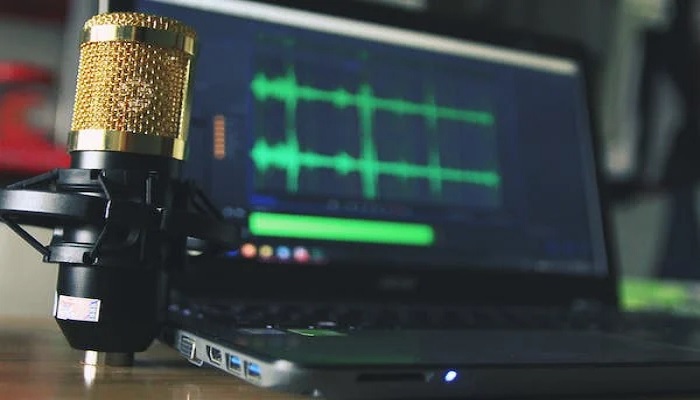 The image shows a mic next to a laptop. — Pexels