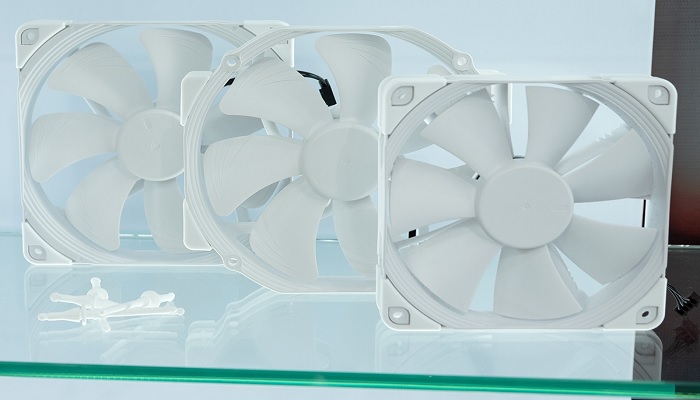 The image shows white fans. — X/@admiremadlife