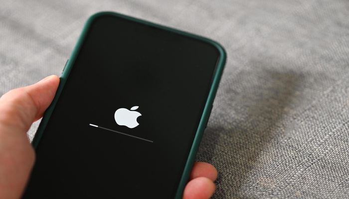 An undated image showing an iPhone being updated. — Vecteezy