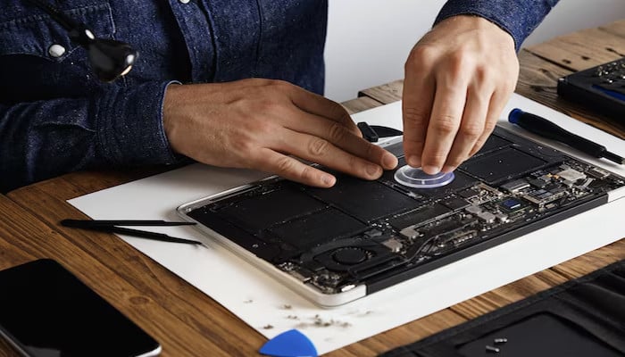 An individual fixing Samsungs device. — Freepik