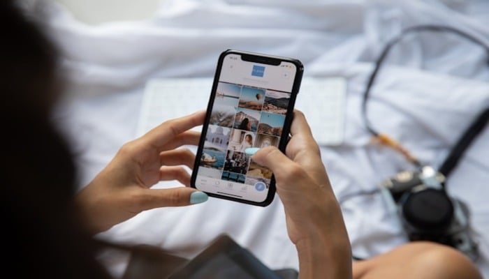 An undated image of a person using the photos app. — Unsplash