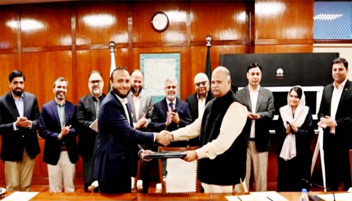 Officials from the State Bank of Pakistan and K-Electric shake hands after signing an agreement on October 30, 2024. — Supplied