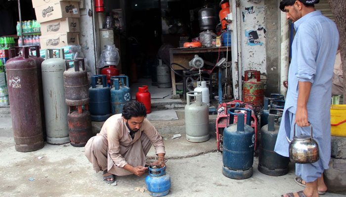 Labour repair gas cylinders at a shop in Quetta on August 31, 2024. — PPI