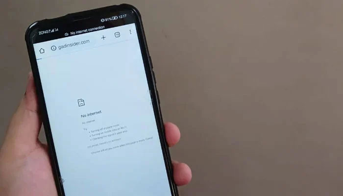 No internet sign can be seen on a phone in Karachi, on July 13, 2024. — Gadinsider