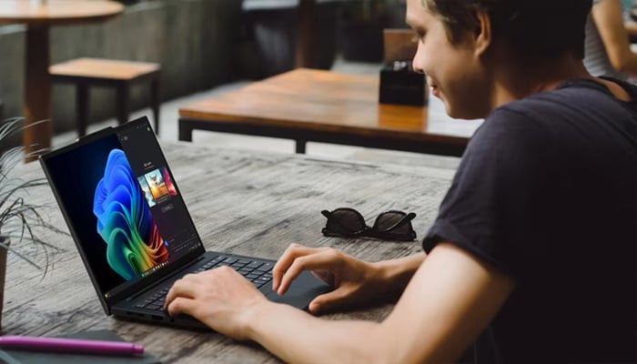 An undated image of a person using Lenovo ThinkPad T14s Gen 6. — Lenovo