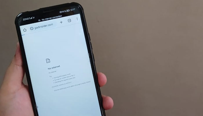 No internet sign can be seen on a phone in Karachi, on July 13, 2024. — Gadinsider
