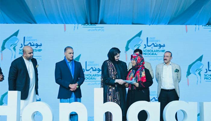 An undated image of CM Punjab giving Honhaar scholarship to a lady. — Punjab Higher Education Commission (PHEC)